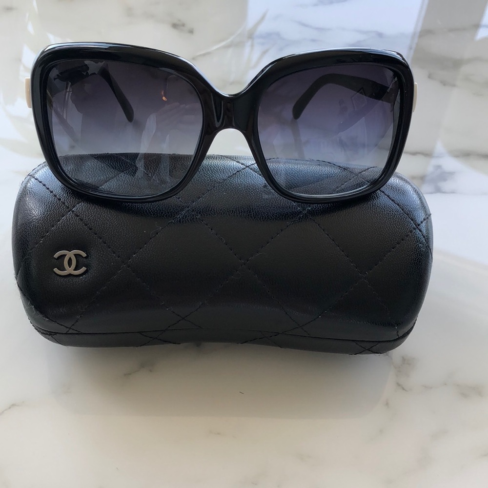 CHANEL sunglasses with white bow detail